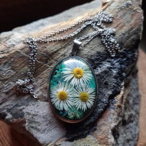 Zawieszka z żywicy z kwiatem stokrotki