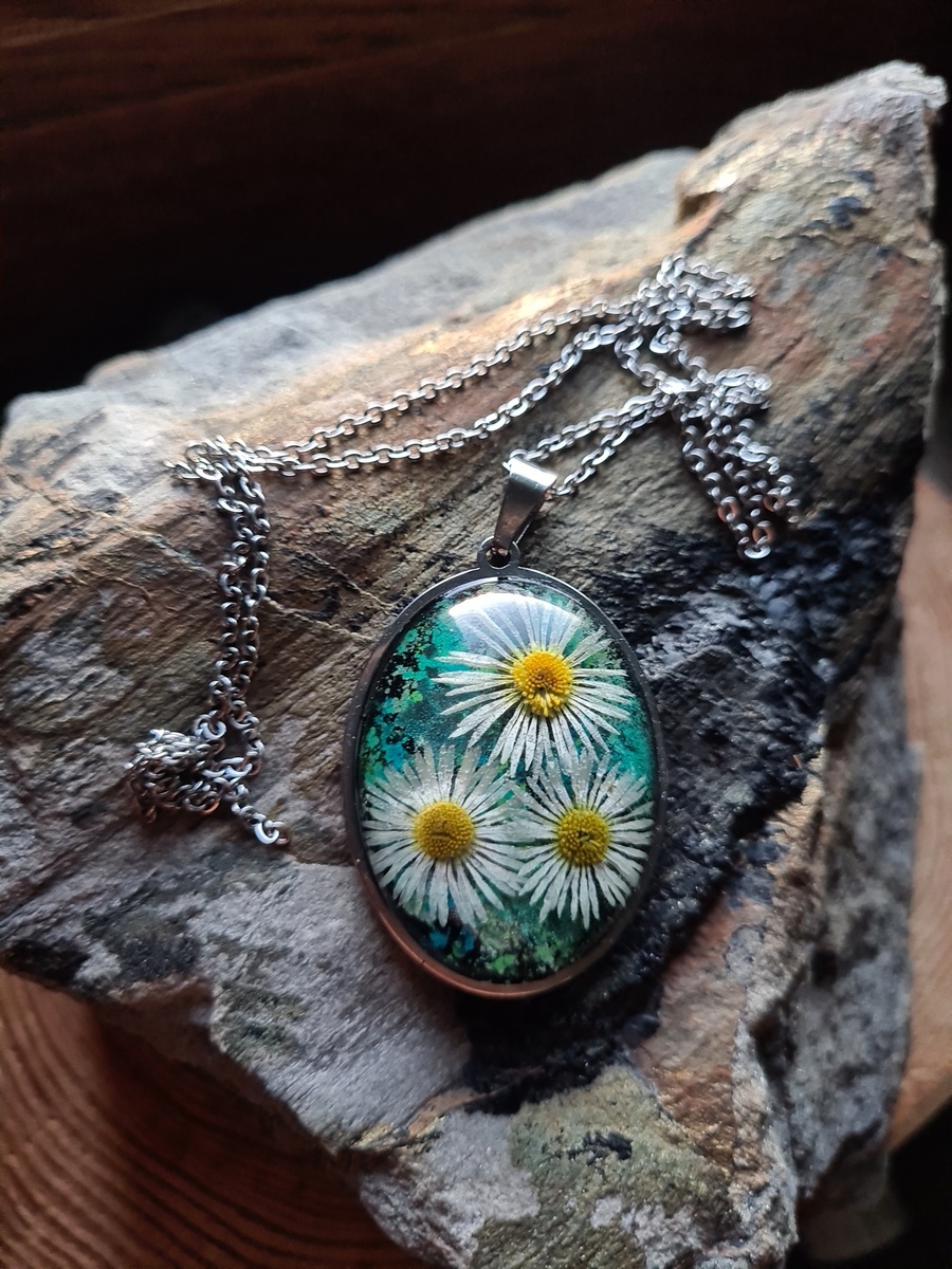 Zawieszka z żywicy z kwiatem stokrotki - obrazek 3