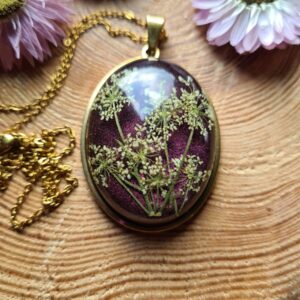 Zawieszka z żywicy z kwiatem dzikiej marchewki