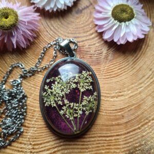 Zawieszka z żywicy z kwiatem dzikiej marchewki