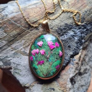 Zawieszka z żywicy z kwiatem gipsówki