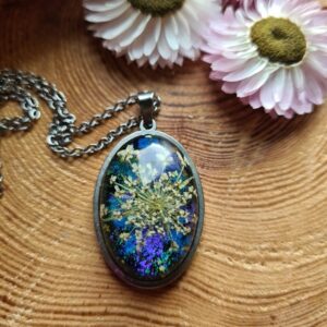 Zawieszka z żywicy z kwiatem dzikiej marchewki