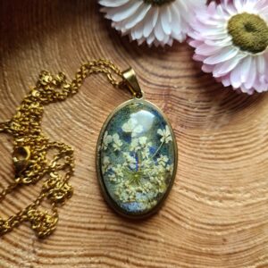 Zawieszka z żywicy z kwiatem dzikiej marchewki