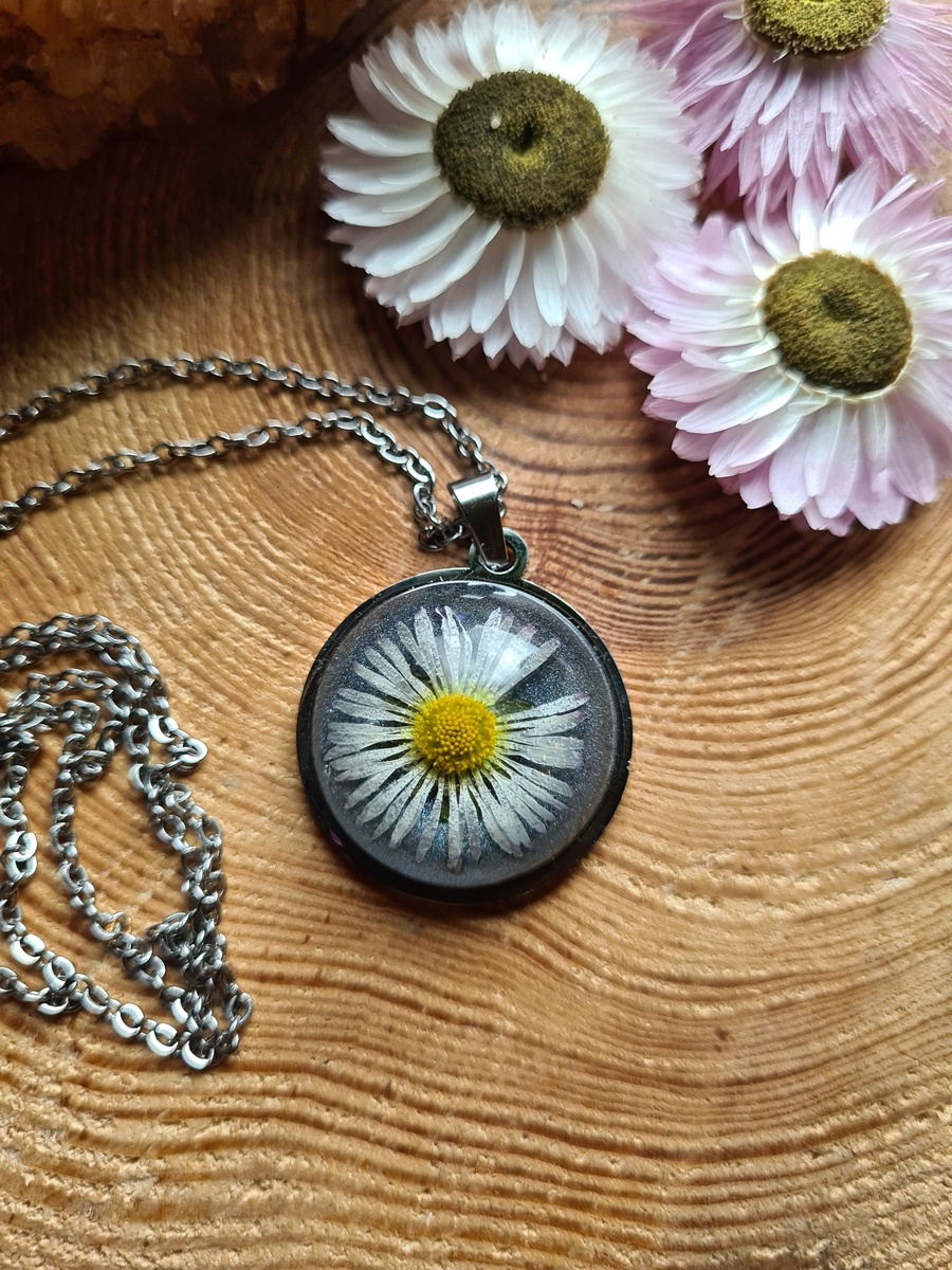 Zawieszka z żywicy z kwiatem stokrotki - obrazek 2