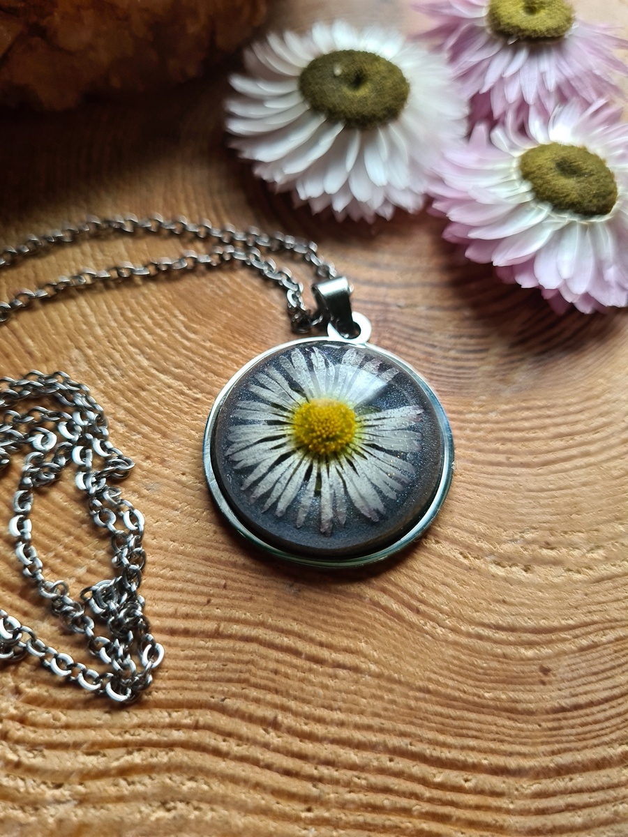 Zawieszka z żywicy z kwiatem stokrotki - obrazek 3