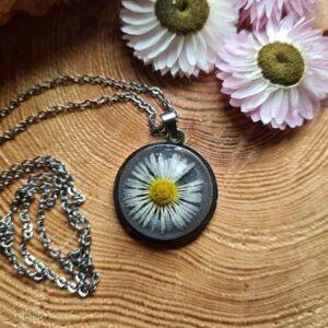 Zawieszka z żywicy z kwiatem stokrotki