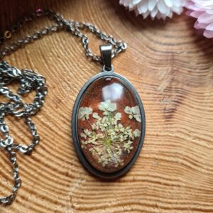 Zawieszka z żywicy z kwiatem dzikiej marchewki