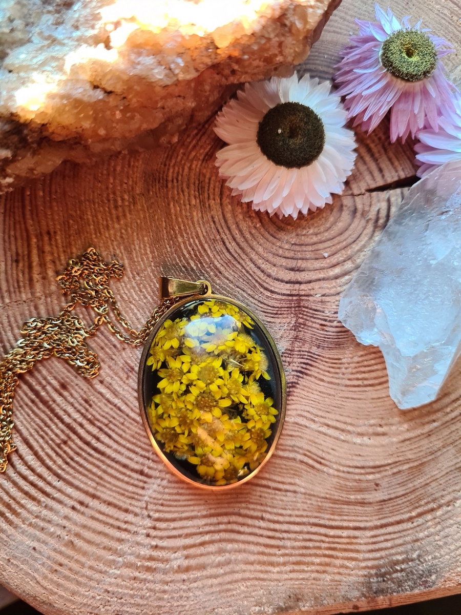 Zawieszka z żywicy z kwiatem suchlinu - obrazek 2