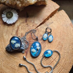 Zestaw biżuterii z kwiatem  gipsówki