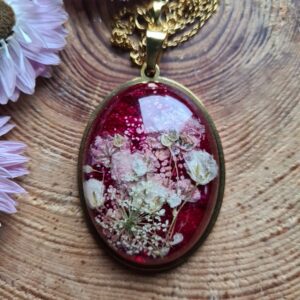 Zawieszka z żywicy z kwiatem gipsówki oraz dzikiej marchwi