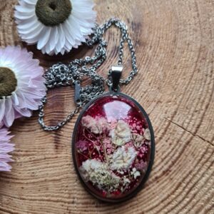 Zawieszka z żywicy z kwiatem gipsówki oraz dzikiej marchwi