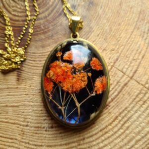 Zawieszka z żywicy z kwiatem gipsówki oraz prosa