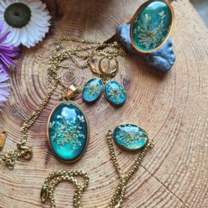 Zestaw biżuterii z kwiatem gipsówki