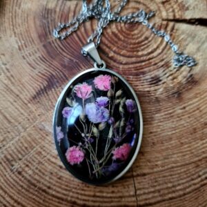 Zawieszka z żywicy z kwiatem gipsówki oraz prosa