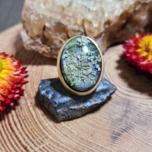 Pierścionek z żywicy z kwiatem dzikiej marchewki