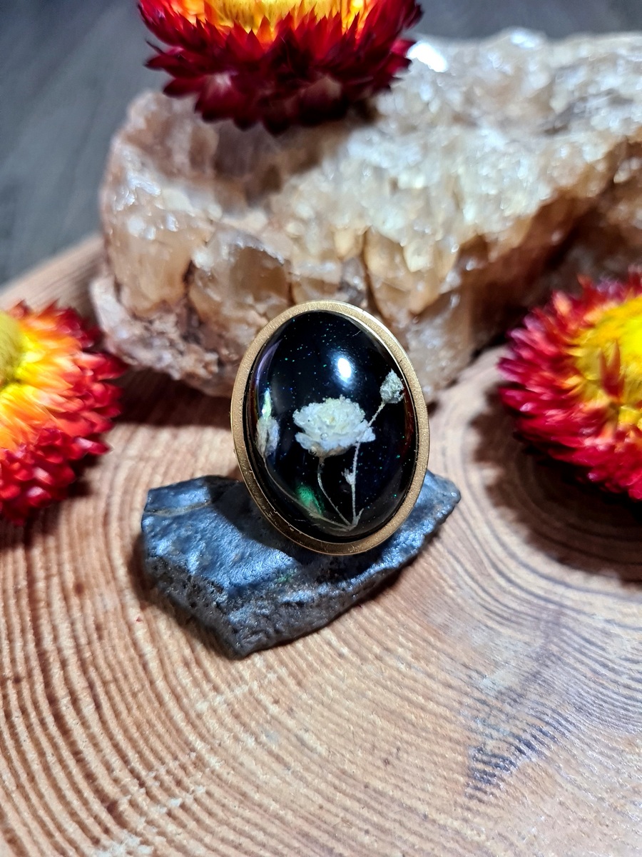 Pierścionek z żywicy z kwiatem gipsówki - obrazek 6