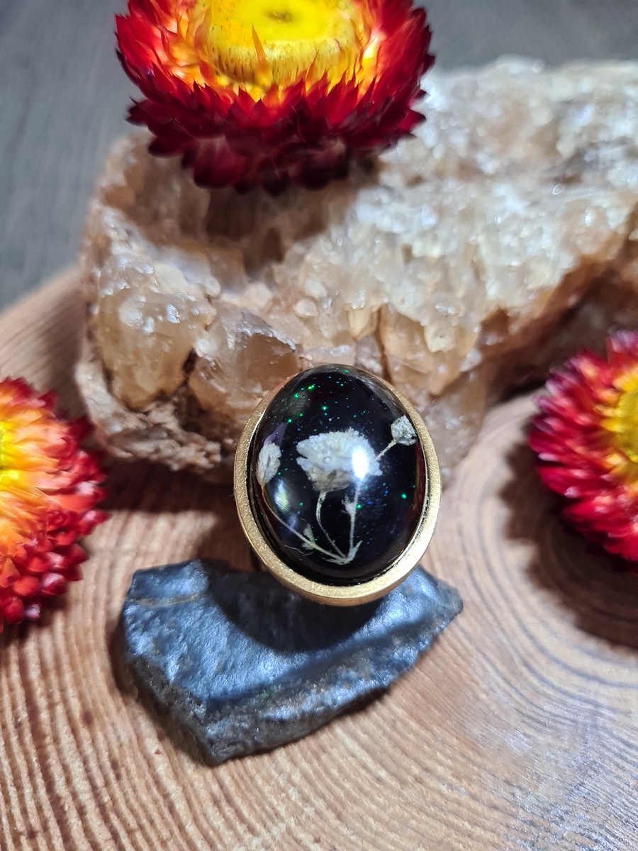 Pierścionek z żywicy z kwiatem gipsówki - obrazek 5