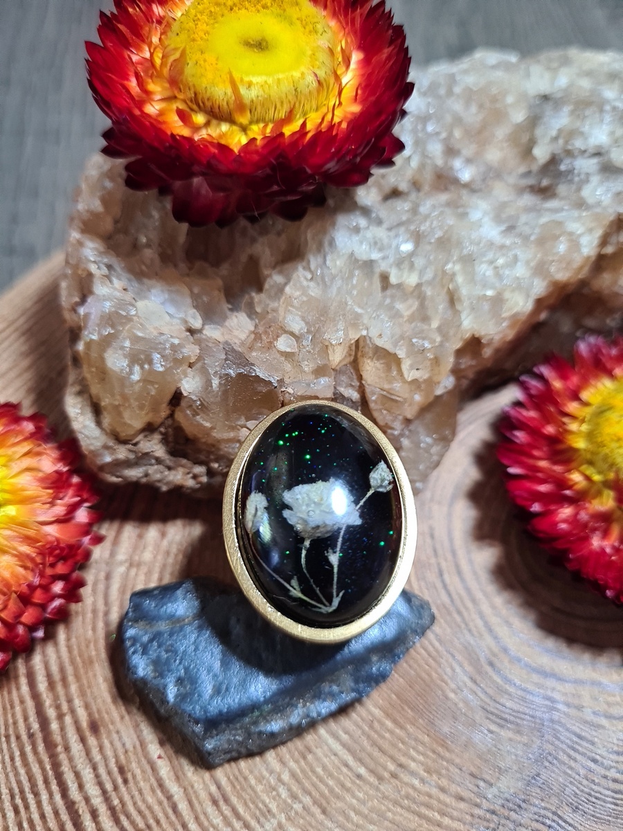 Pierścionek z żywicy z kwiatem gipsówki - obrazek 4