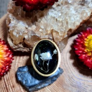 Pierścionek z żywicy z kwiatem gipsówki