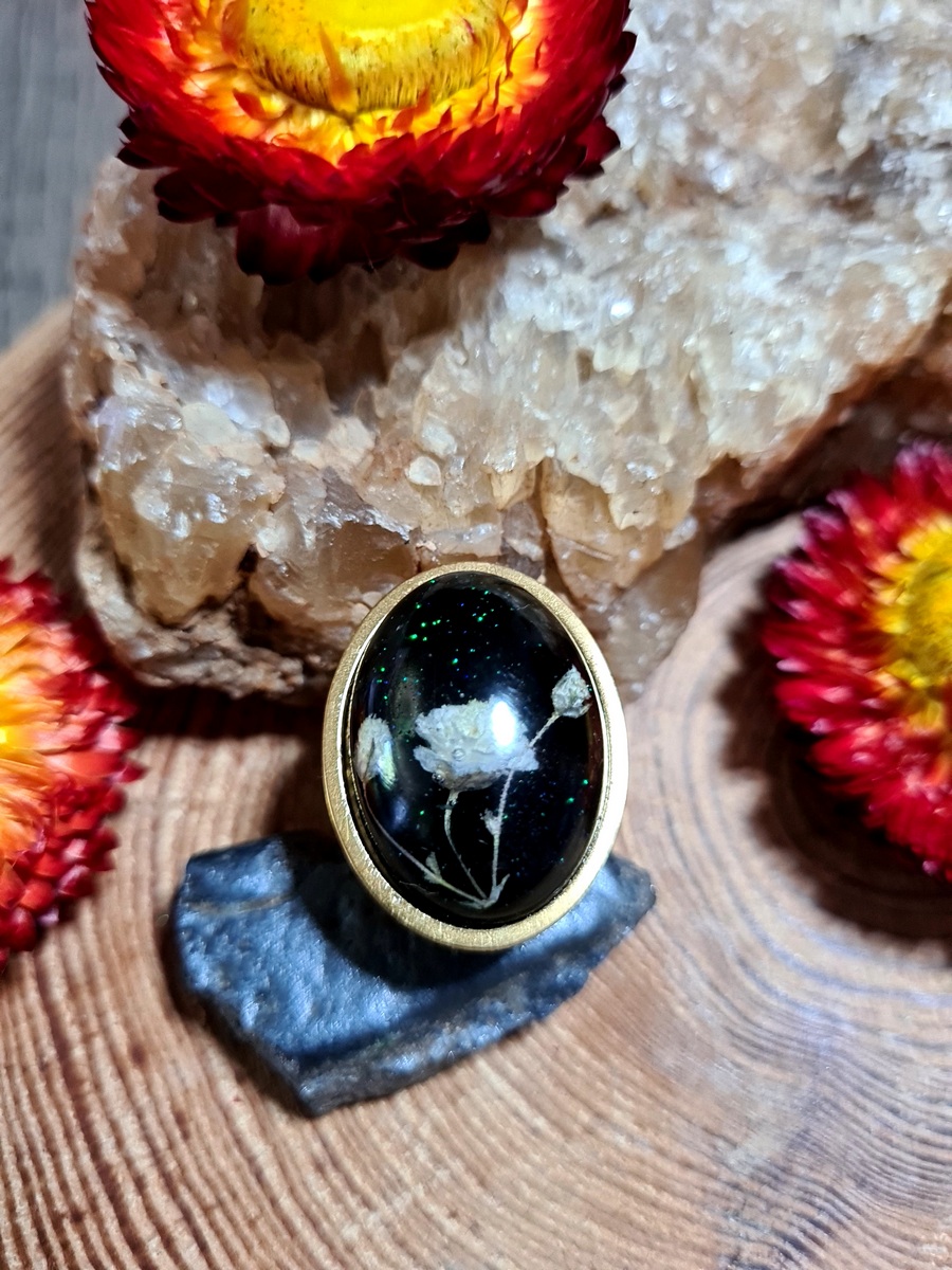 Pierścionek z żywicy z kwiatem gipsówki