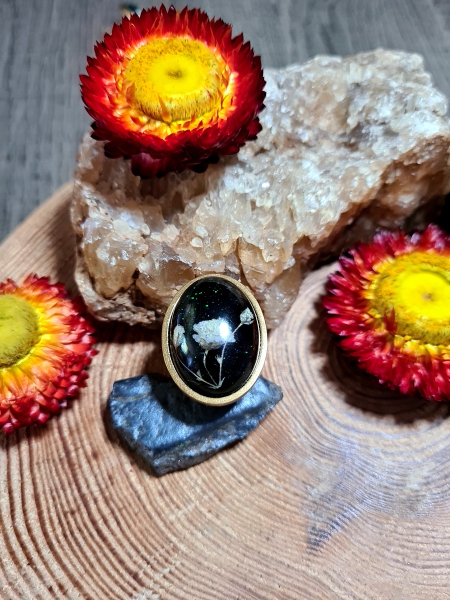 Pierścionek z żywicy z kwiatem gipsówki - obrazek 2