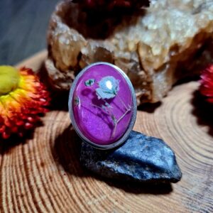 Pierścionek z żywicy z kwiatem gipsówki