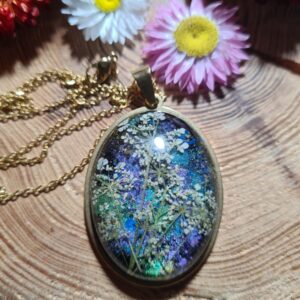 Zawieszka z żywicy z kwiatem dzikiej marchewki