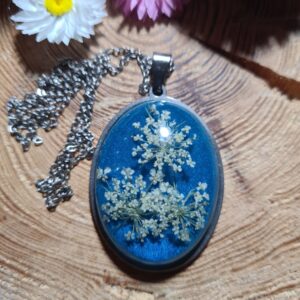 Zawieszka z żywicy z kwiatem dzikiej marchewki