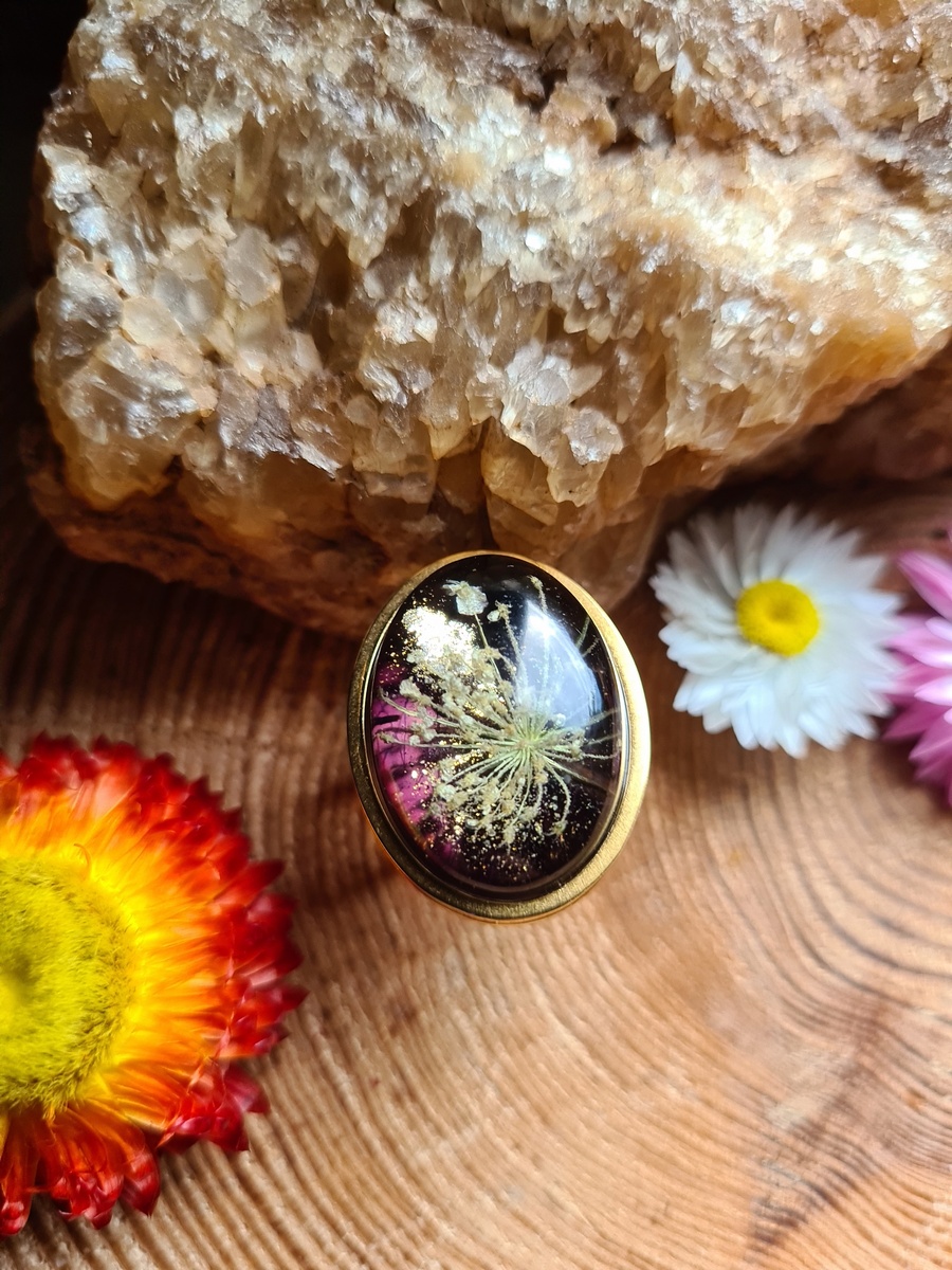 Pierścionek z żywicy z kwiatem dzikiej marchewki - obrazek 2