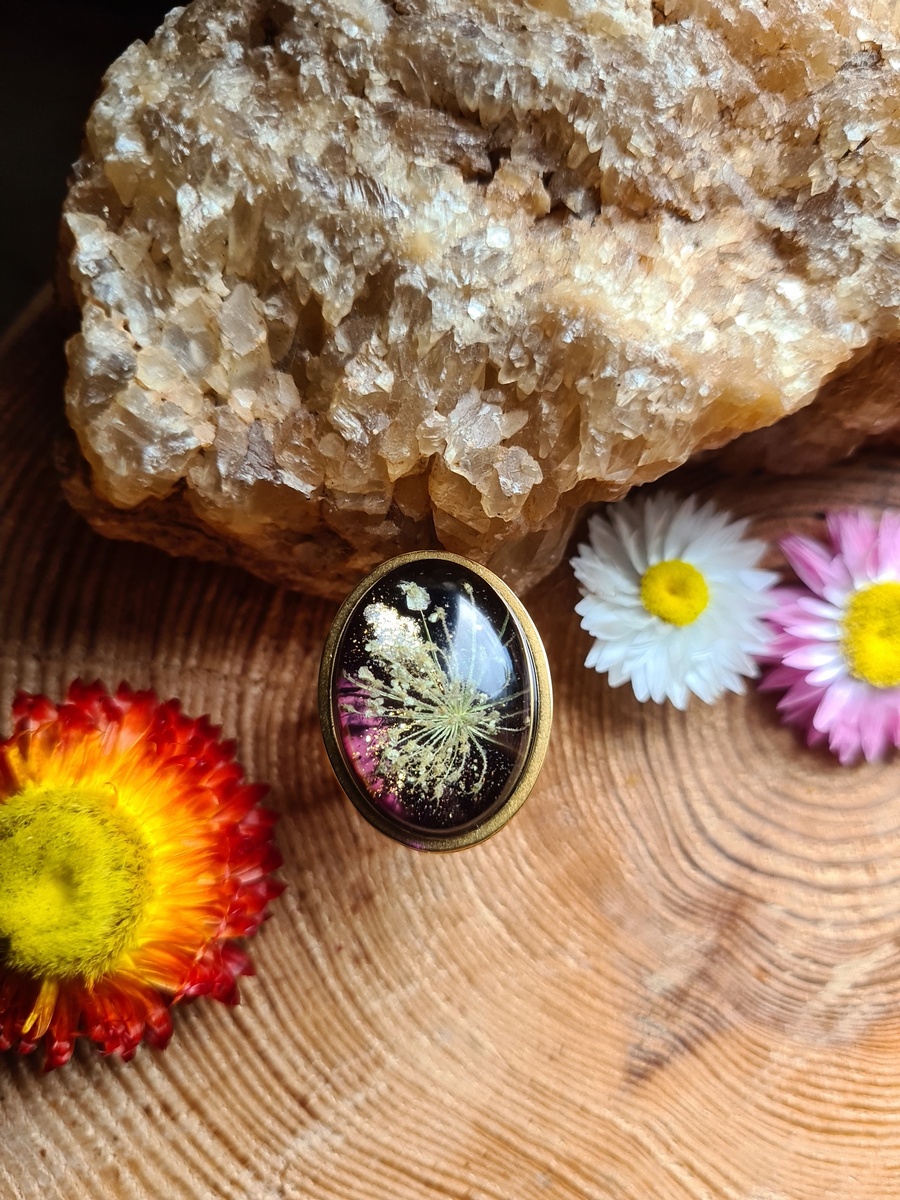 Pierścionek z żywicy z kwiatem dzikiej marchewki - obrazek 3