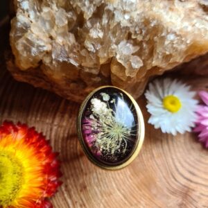 Pierścionek z żywicy z kwiatem dzikiej marchewki