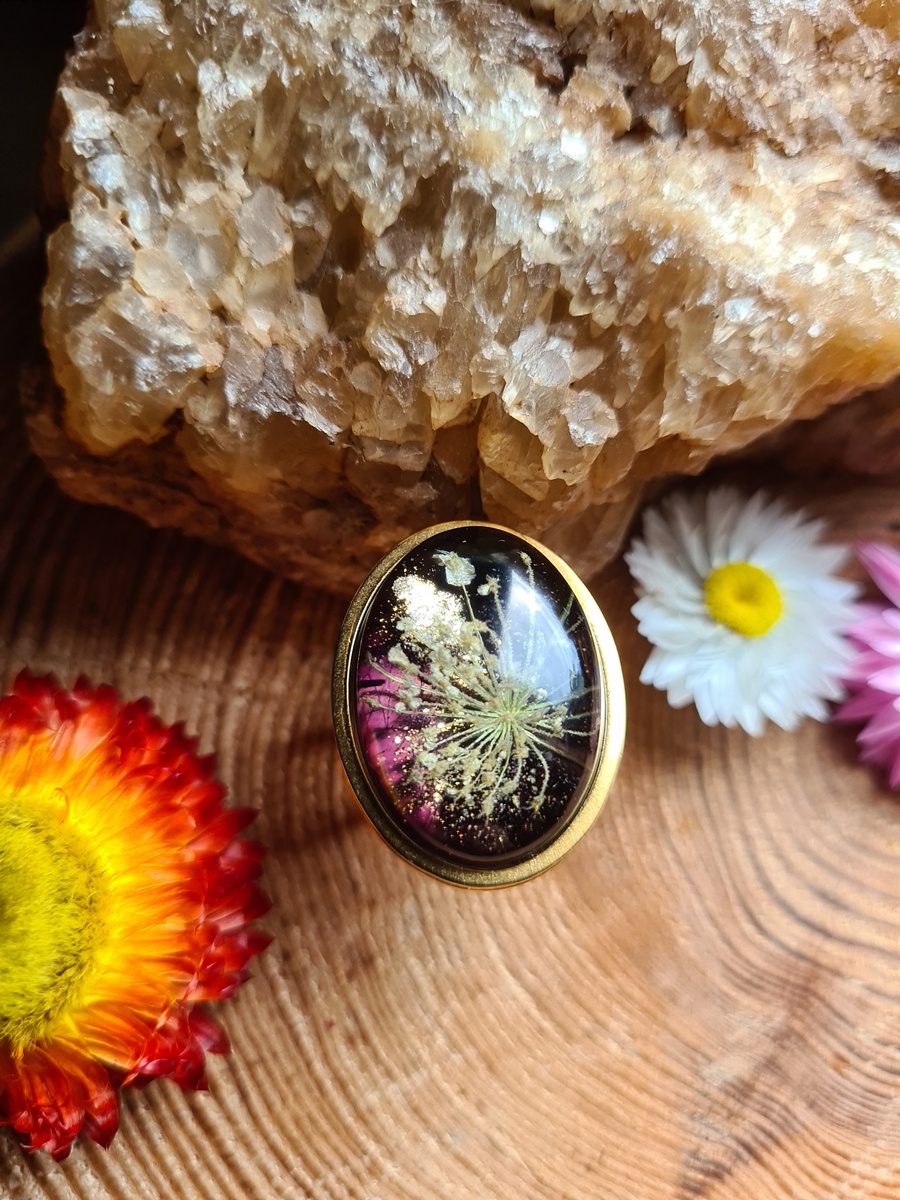 Pierścionek z żywicy z kwiatem dzikiej marchewki