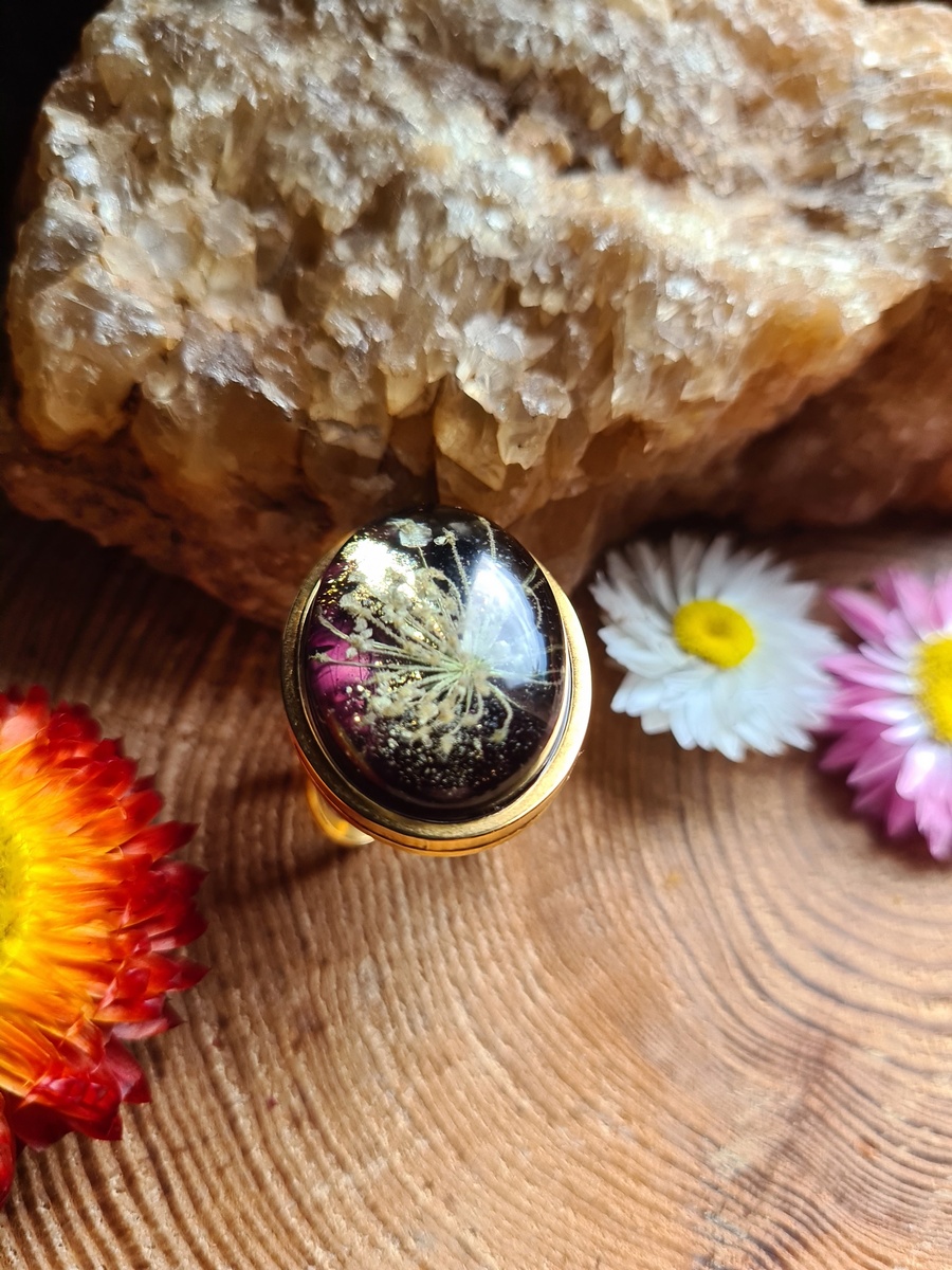 Pierścionek z żywicy z kwiatem dzikiej marchewki - obrazek 5