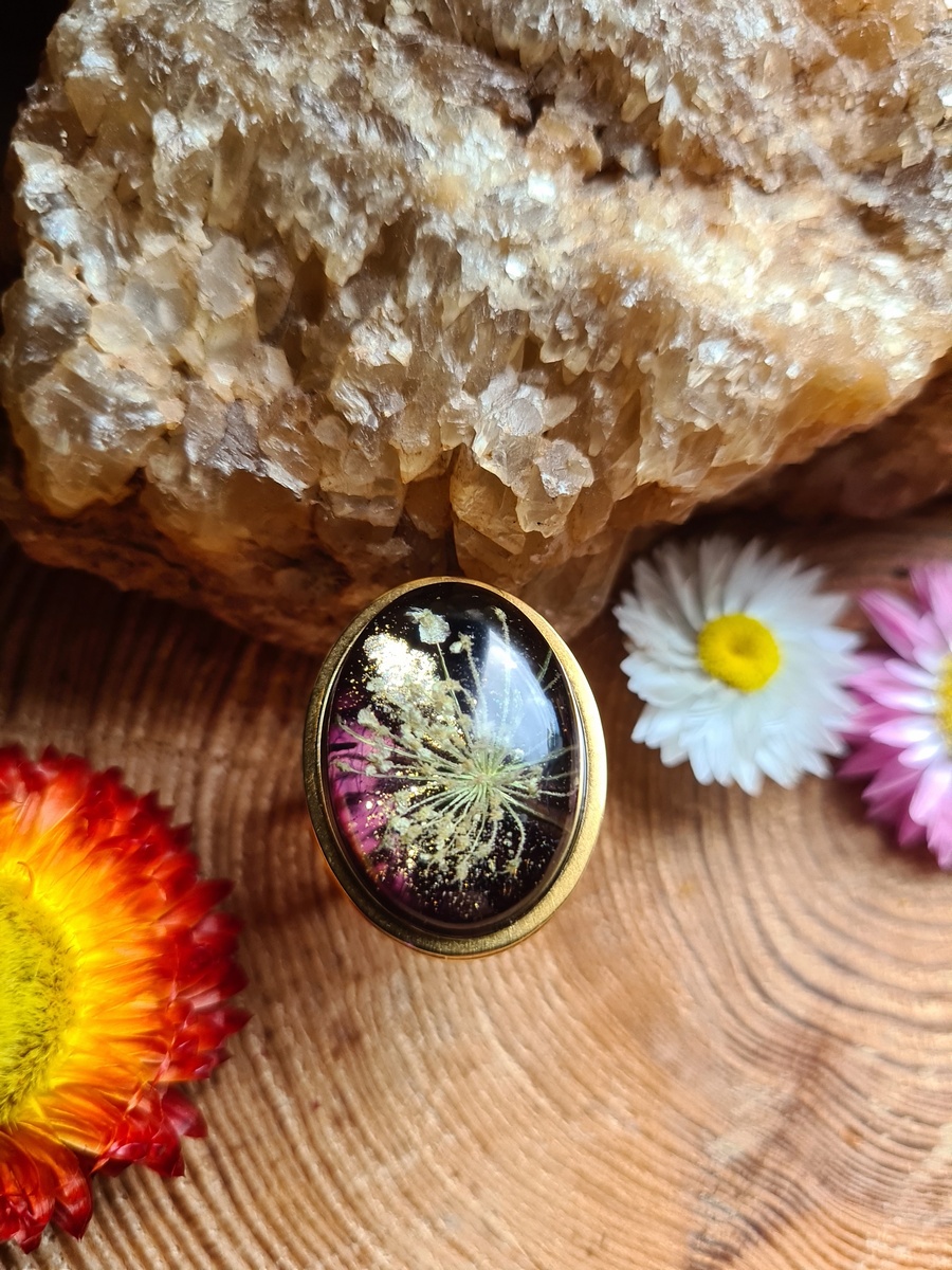 Pierścionek z żywicy z kwiatem dzikiej marchewki - obrazek 6