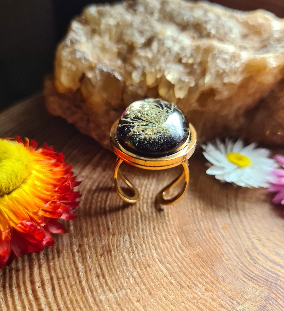 Pierścionek z żywicy z kwiatem dzikiej marchewki - obrazek 7