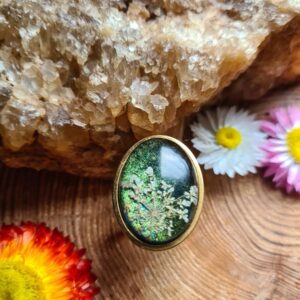 Pierścionek z żywicy z kwiatem dzikiej marchewki