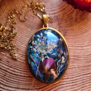 Zawieszka z żywicy z kwiatem róży, dzikiej marchewki oraz prosa