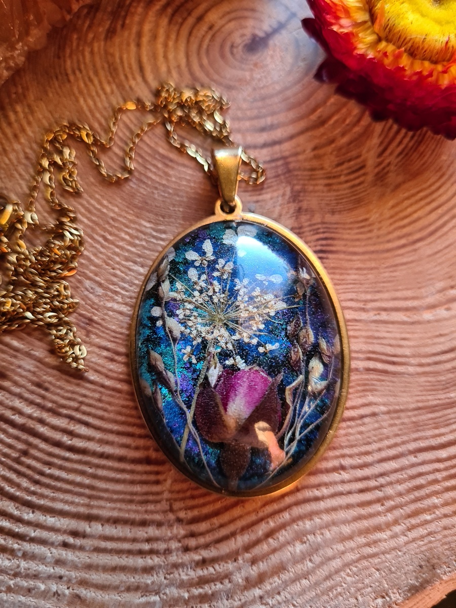 Zawieszka z żywicy z kwiatem róży, dzikiej marchewki oraz prosa