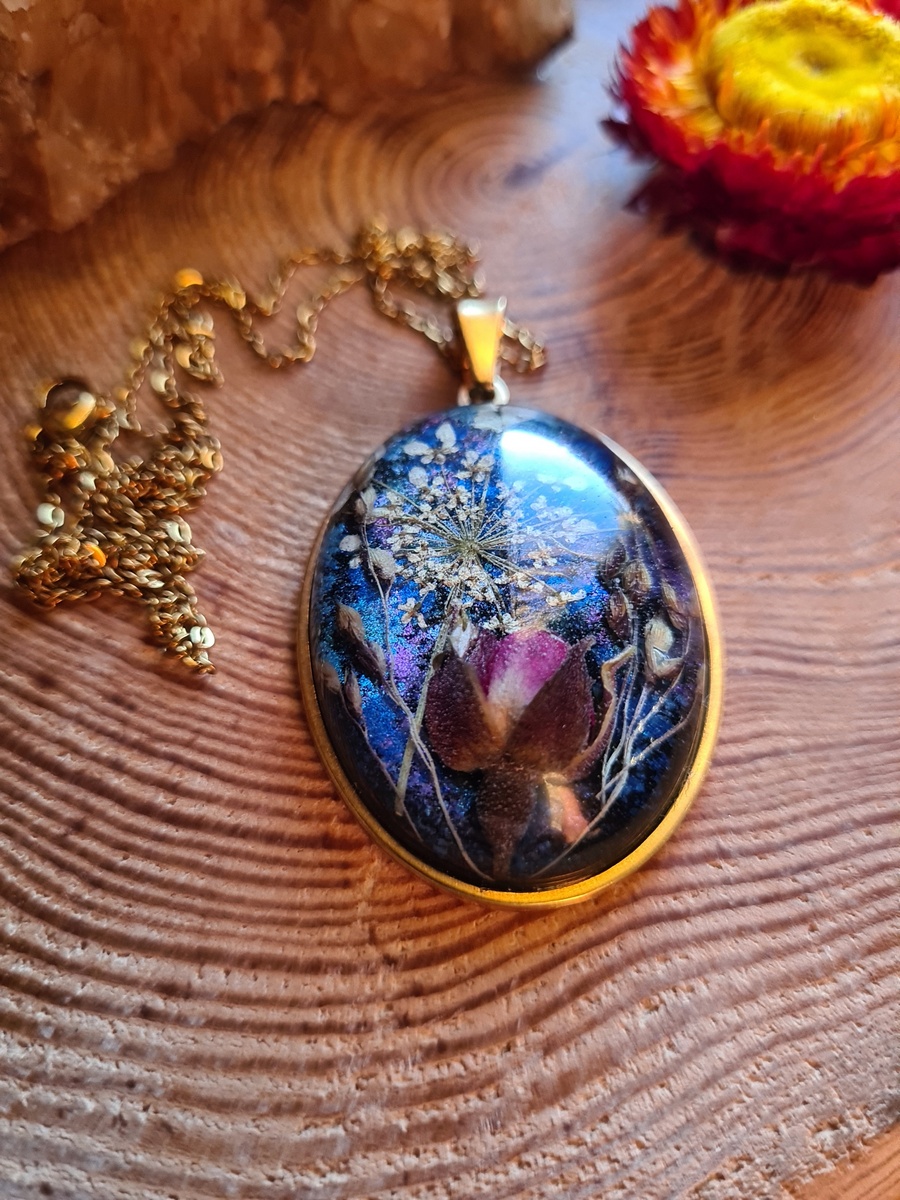 Zawieszka z żywicy z kwiatem róży, dzikiej marchewki oraz prosa - obrazek 5