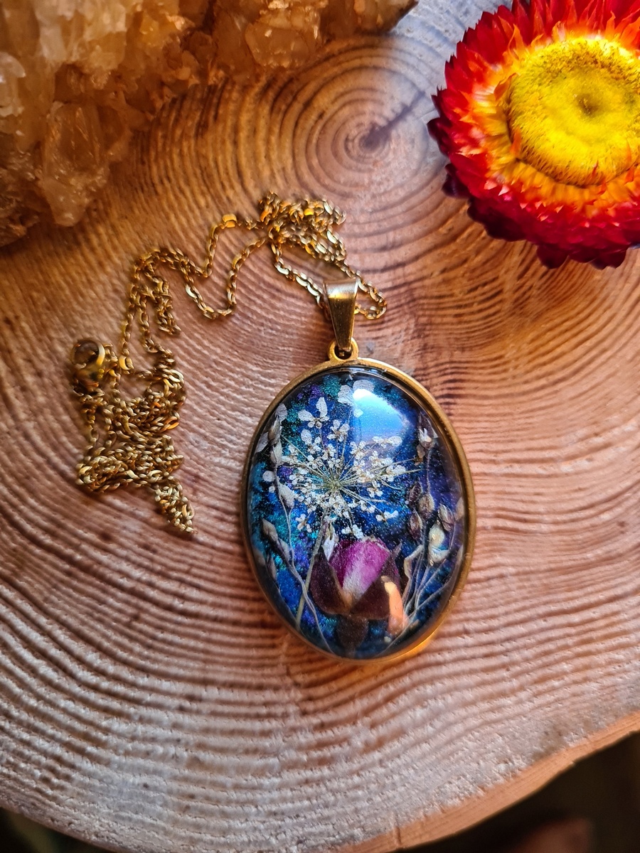 Zawieszka z żywicy z kwiatem róży, dzikiej marchewki oraz prosa - obrazek 4