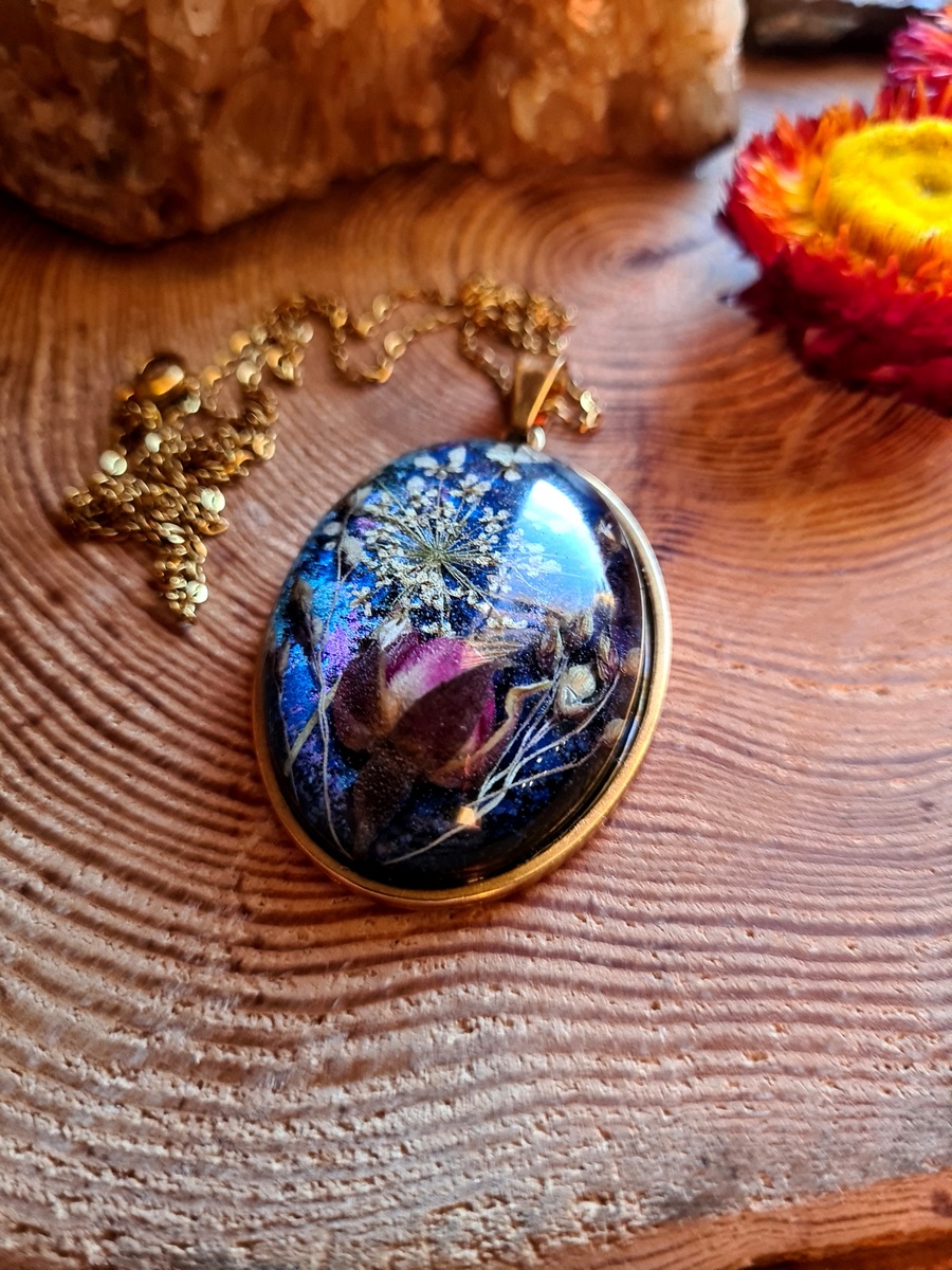 Zawieszka z żywicy z kwiatem róży, dzikiej marchewki oraz prosa - obrazek 3