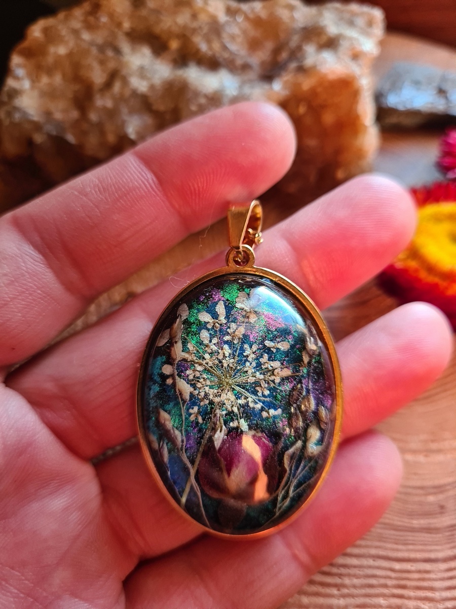 Zawieszka z żywicy z kwiatem róży, dzikiej marchewki oraz prosa - obrazek 2