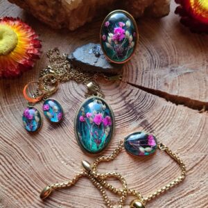 Zestaw biżuterii z kwiatem gipsówki oraz prosa