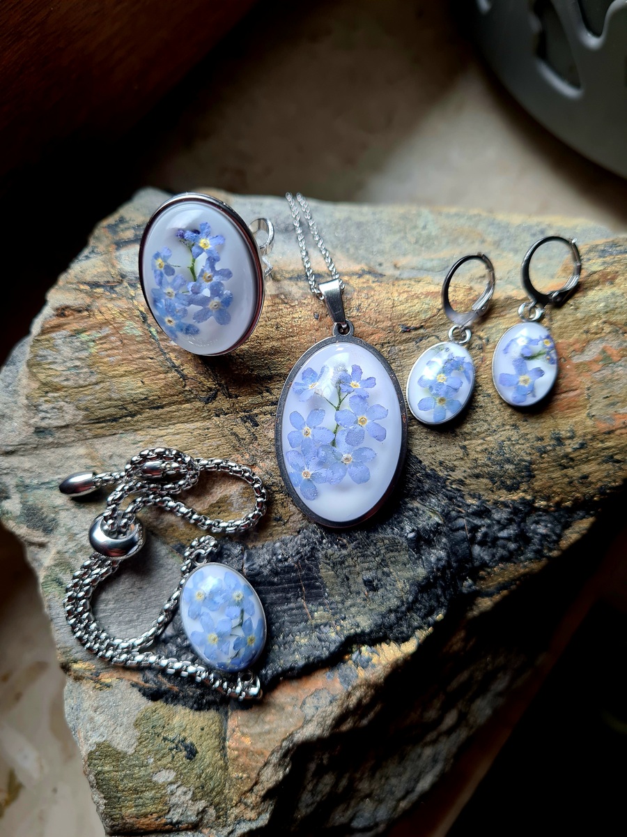 Zestaw biżuterii z kwiatem niezapominajki