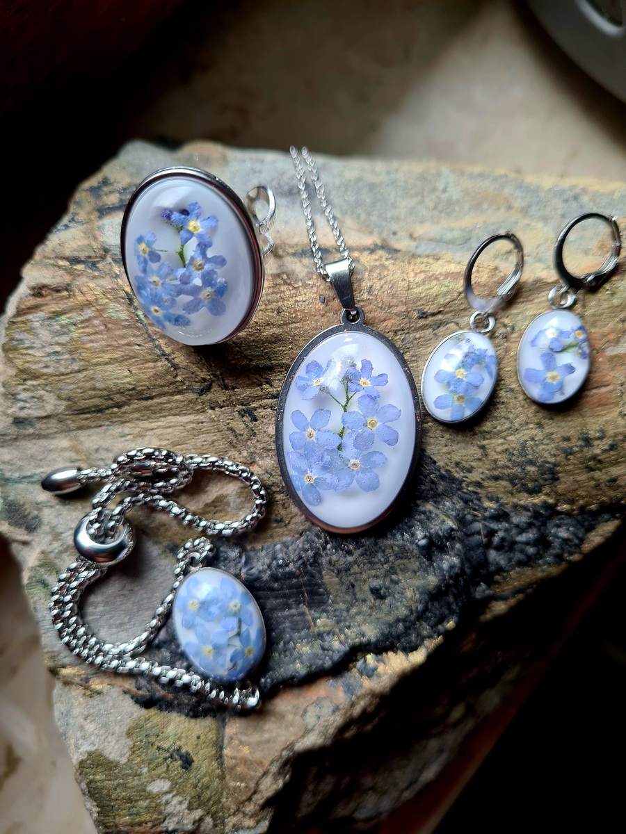 Zestaw biżuterii z kwiatem niezapominajki - obrazek 4