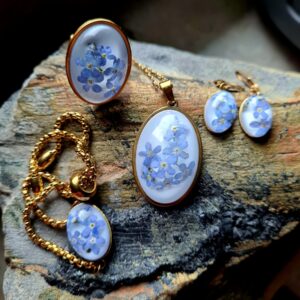 Zestaw biżuterii z kwiatem niezapominajki