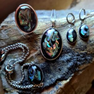 Zestaw biżuterii z żywicy oraz masy perłowej