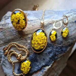 Zestaw biżuterii z żywicy oraz suchlinu