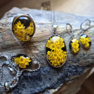 Zestaw biżuterii z żywicy oraz suchlinu