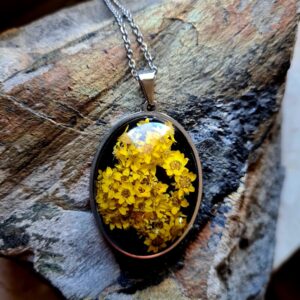 Zawieszka z żywicy oraz kwiatem suchlinu